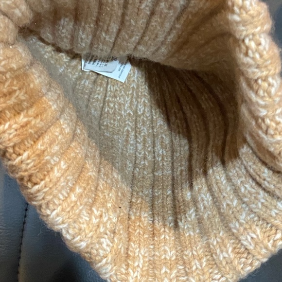 PATAGONIA WOOL POM BEANIE IN BIRCH WHITE -NWT - Picture 6 of 9
